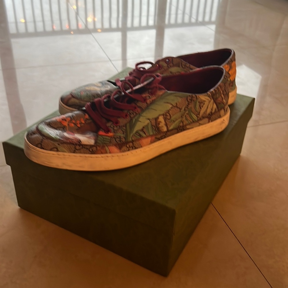 Gucci sneaker in great condition.